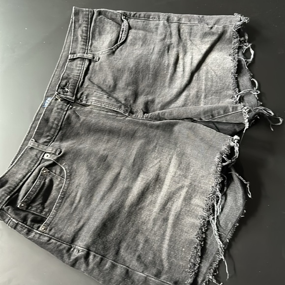 Women’s Gap Shorts - Picture 2 of 4